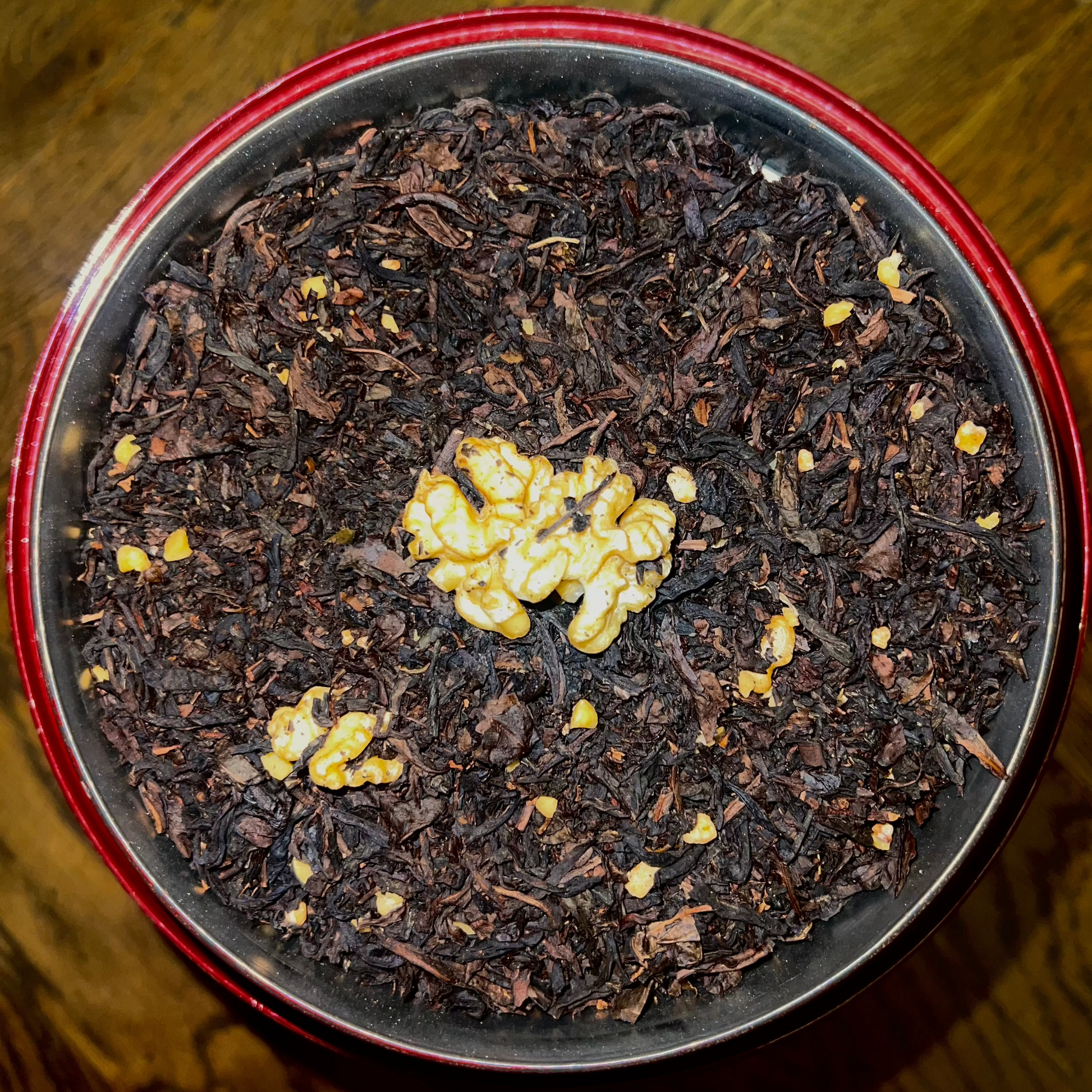 Plongez dans l'atmosphère chaleureuse de l'automne avec notre thé Oolong Éclat d'Automne, un thé semi-fermenté à 80%, qui allie subtilement les saveurs boisées et fruitées, parfait pour les amateurs de thé à la recherche d'une expérience gourmande et réconfortante.