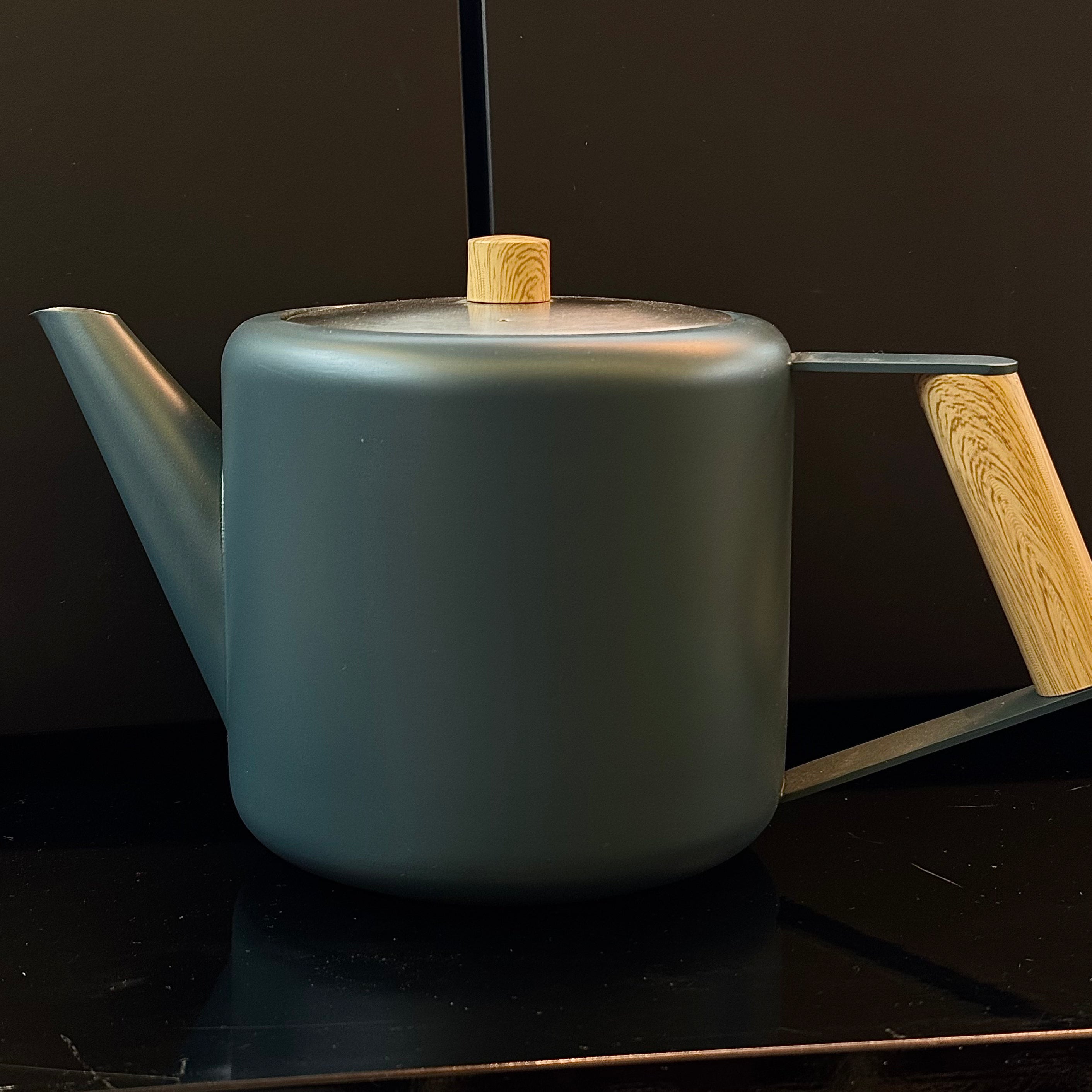Théière moderne à double revêtement – Poignée en bois, couleur bleu marine foncé – 1,1 L