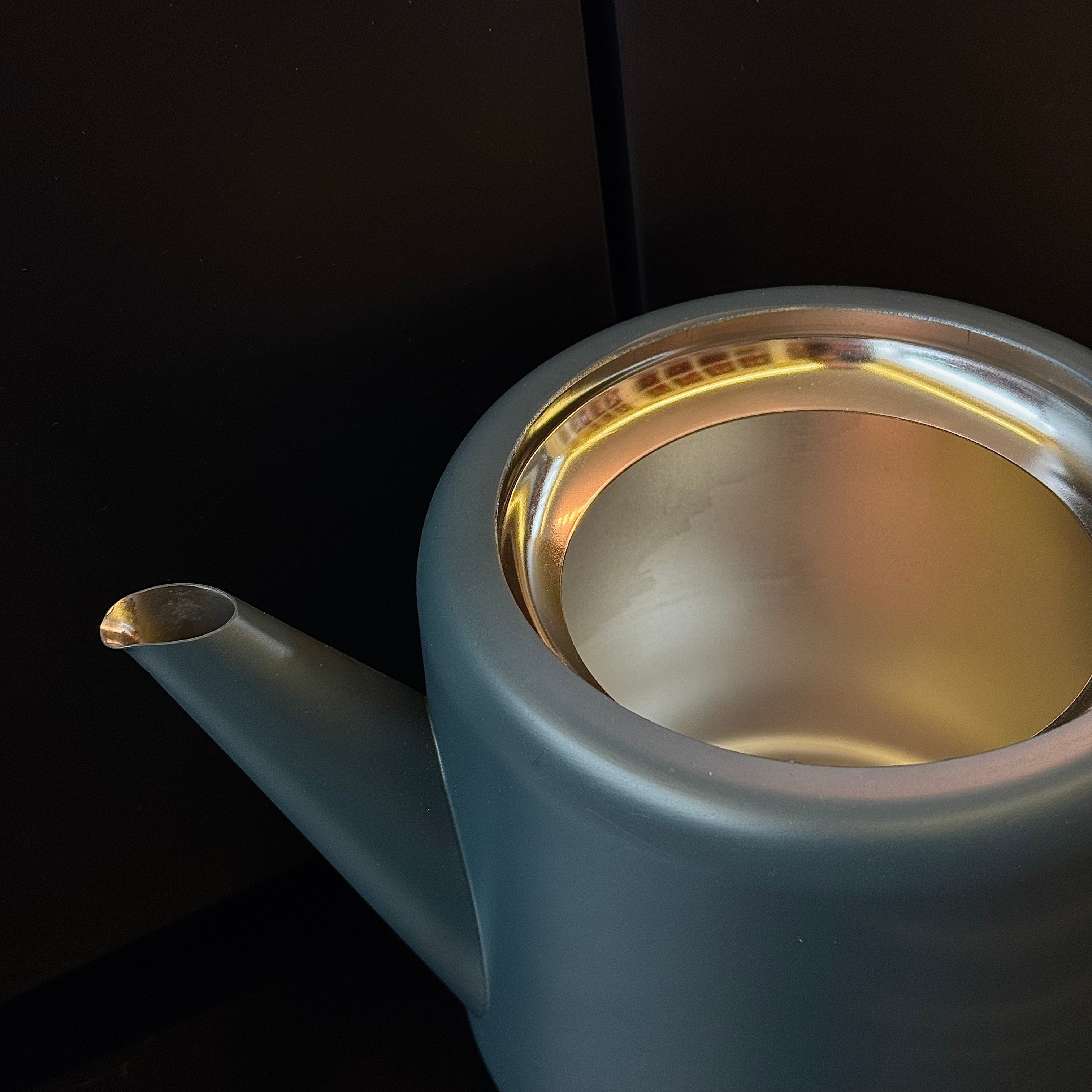 Théière moderne à double revêtement – Poignée en bois, couleur bleu marine foncé – 1,1 L